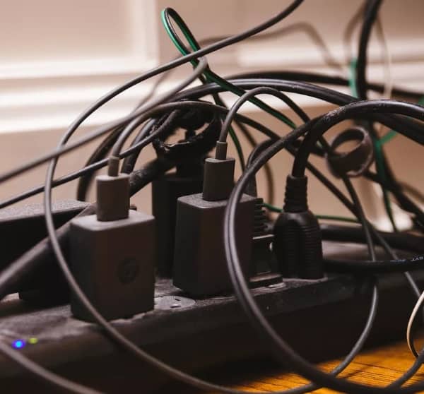 Riesgos eléctricos en cables de oficinas