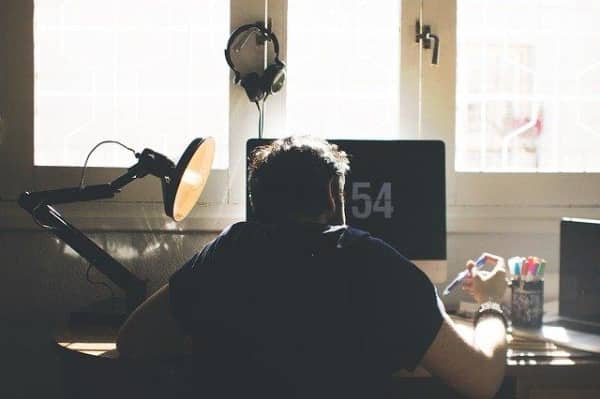 Fatiga postural como riesgo laboral en oficinas