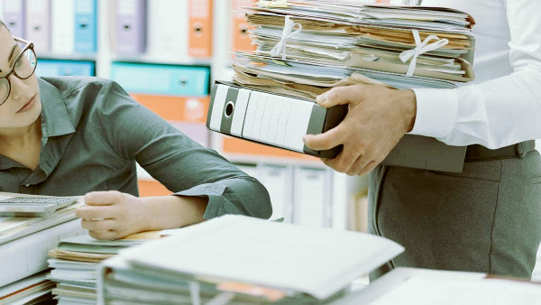 Empleada de una oficina con sobrecarga de trabajo