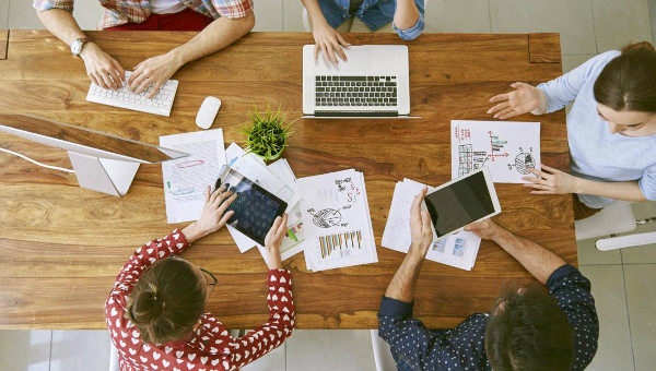 Trabajadores sin sobrecarga laboral de una empresa
