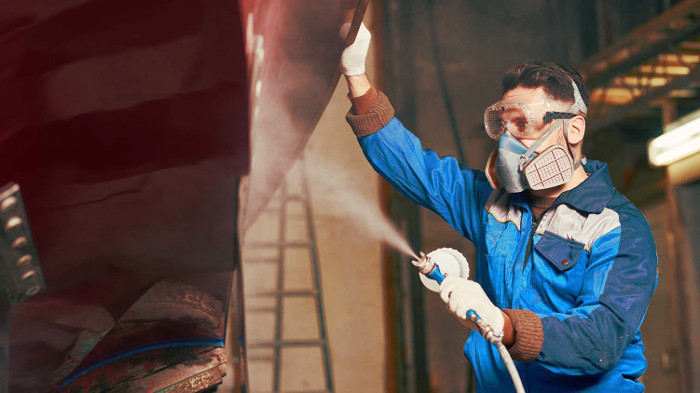 Empleado de una empresa con un equipo de protección respiratorio