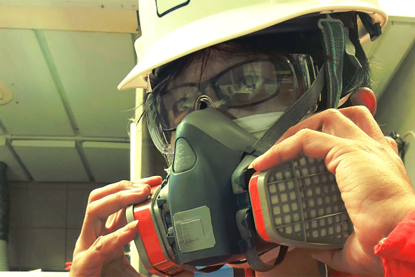 Trabajador colocándose un equipo de protección respiratorio