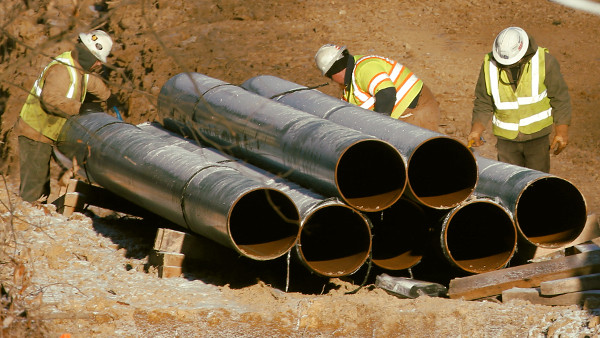 Trabajadores de canalizaciones con riesgos en metales pesados