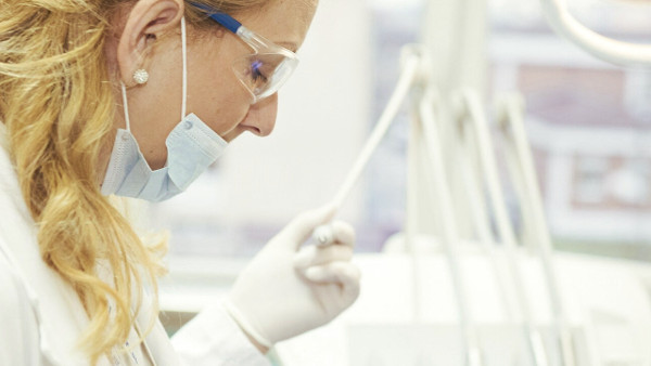 Empleada de una institución sanitaria con las medidas preventivas