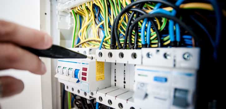 5 reglas de oro de la seguridad eléctrica para prevenir los riesgos con la electricidad