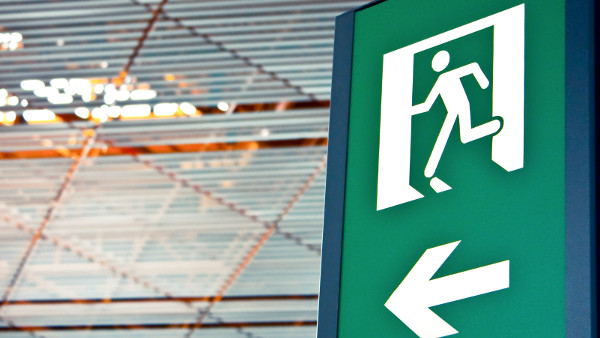 Salida para evacuación en una empresa con alta seguridad laboral