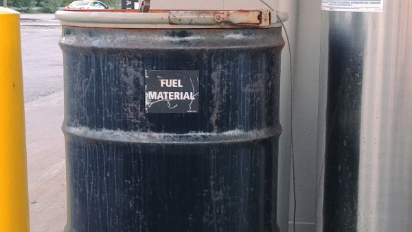 Bidón de combustible en una gasolinera