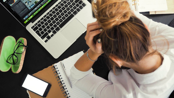 Trabajadora con problemas de salud por trabajar turno de noche