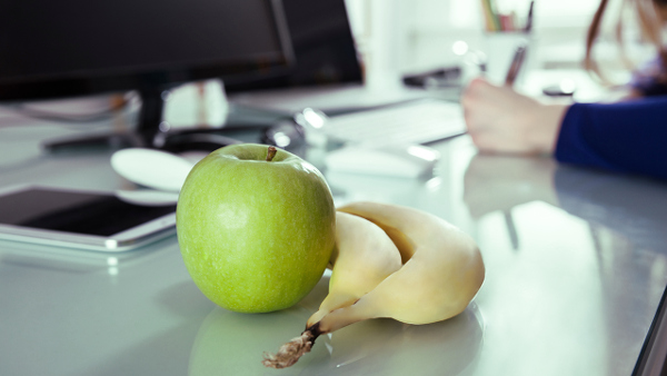 Buenos hábitos de alimentación para evitar problemas de salud por trabajar en turno de noche