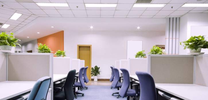 Riesgos y recomendaciones para una iluminación adecuada en el puesto de trabajo