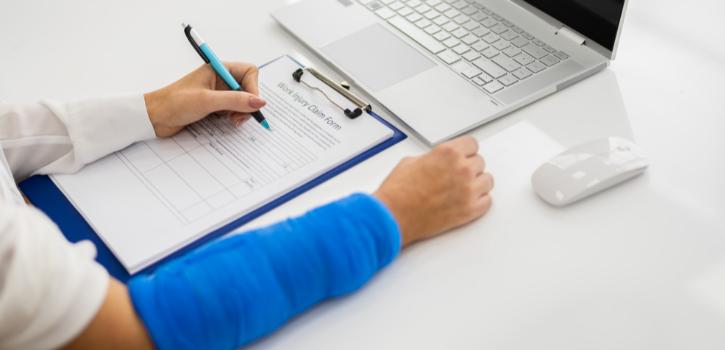 ¿A quién corresponde pagar los seguros sociales de un trabajador de baja?